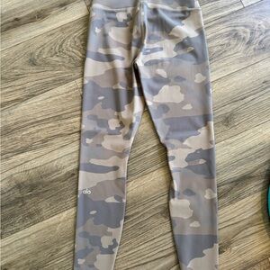 Alo Yoga High-Waist Camo Vapor Leggings in size M.